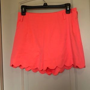 Neon pink scalloped hem lined shirt.